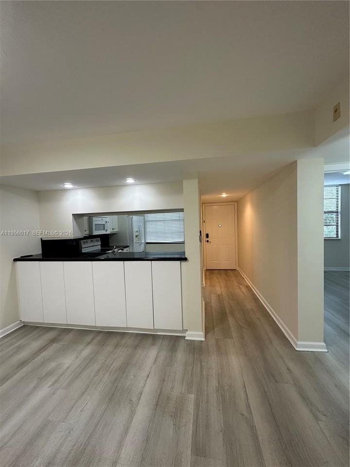 1715 Whitehall Dr #201 - Photo 6 of 31