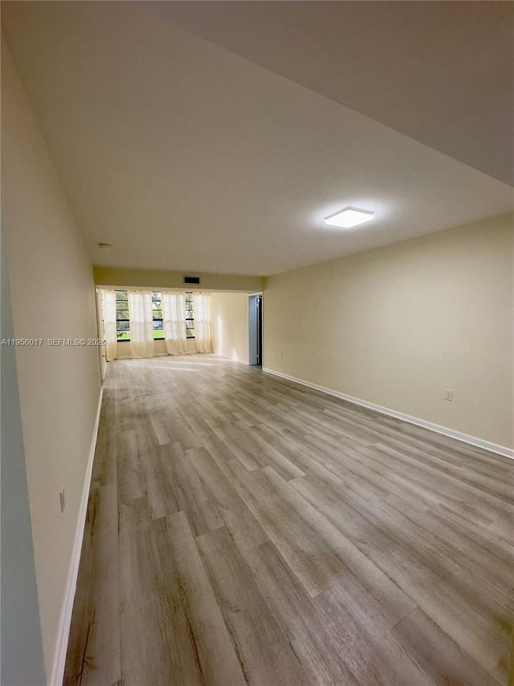 1715 Whitehall Dr #201 - Photo 7 of 31