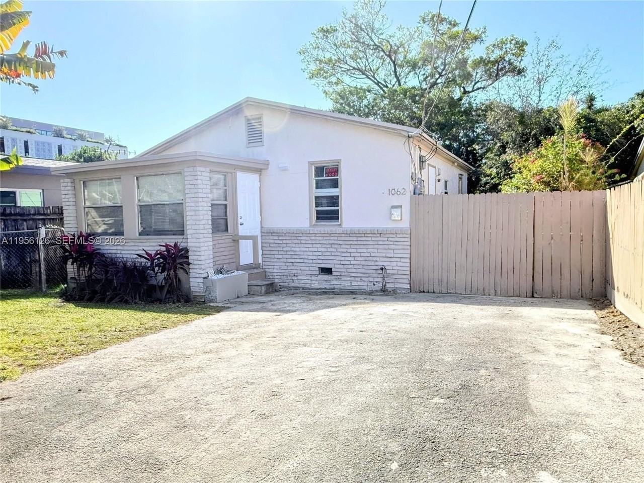 1062 Ne 38th St #MAIN - Photo 2 of 11