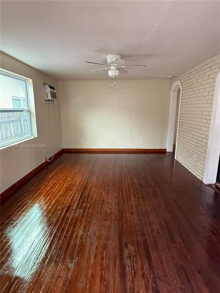 1062 Ne 38th St #MAIN - Photo 4 of 11