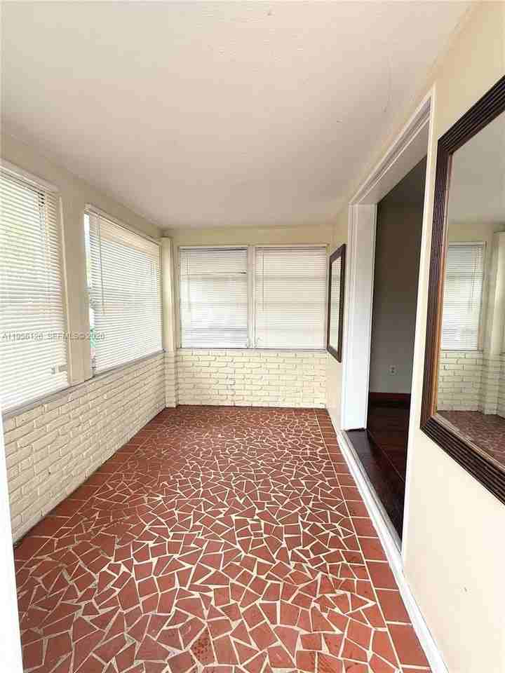 1062 Ne 38th St #MAIN - Photo 5 of 11