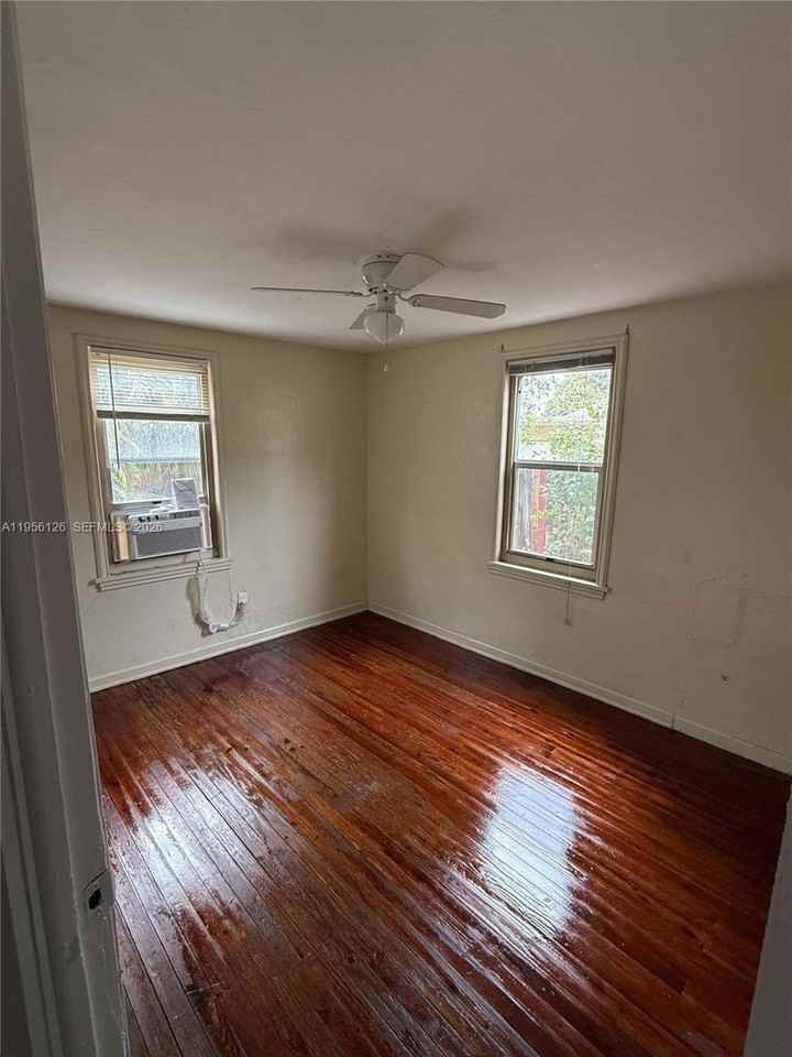 1062 Ne 38th St #MAIN - Photo 7 of 11