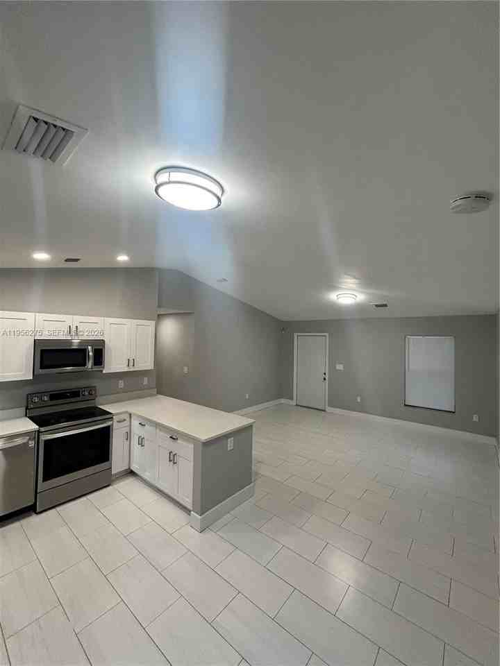 1724 Nw 1st Pl - Photo 4 of 21