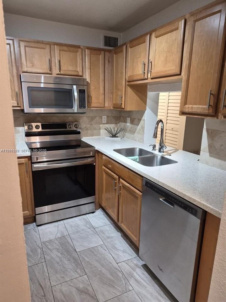 116 Nw 60th Ave #1-1 - Photo 4 of 18