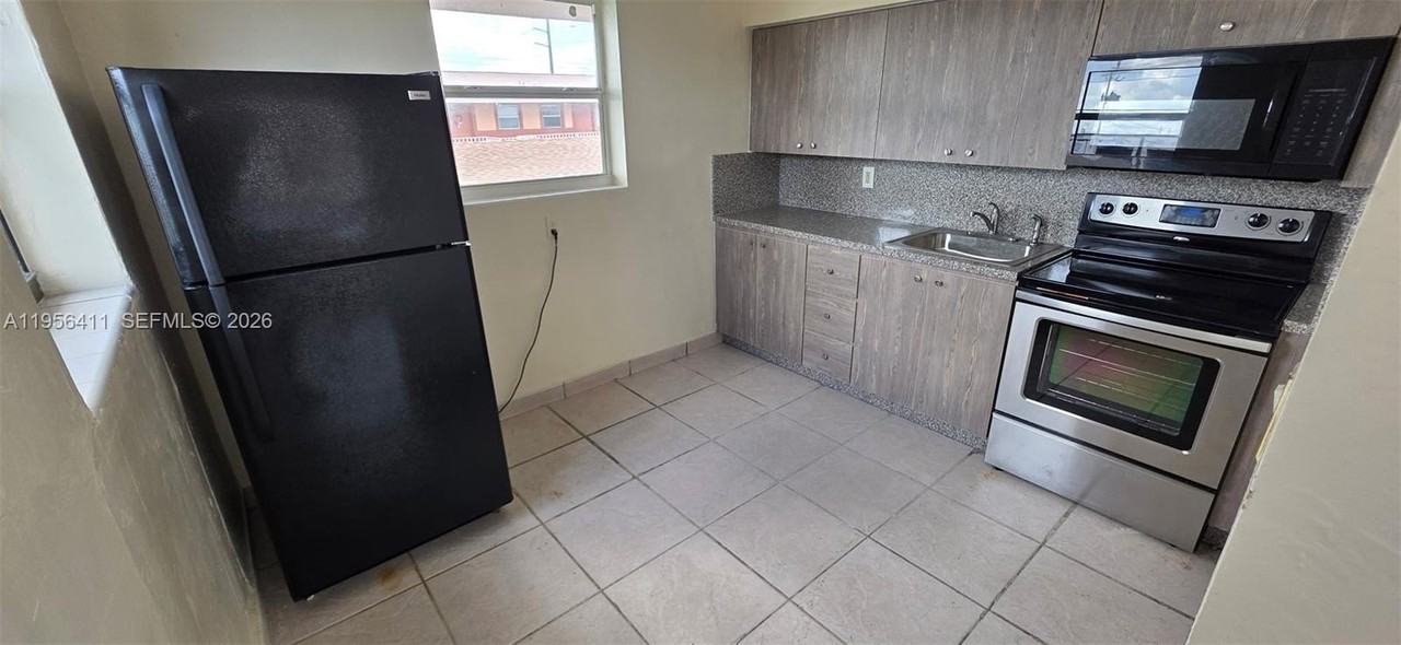 654 W 29th St #2 - Photo 2 of 17