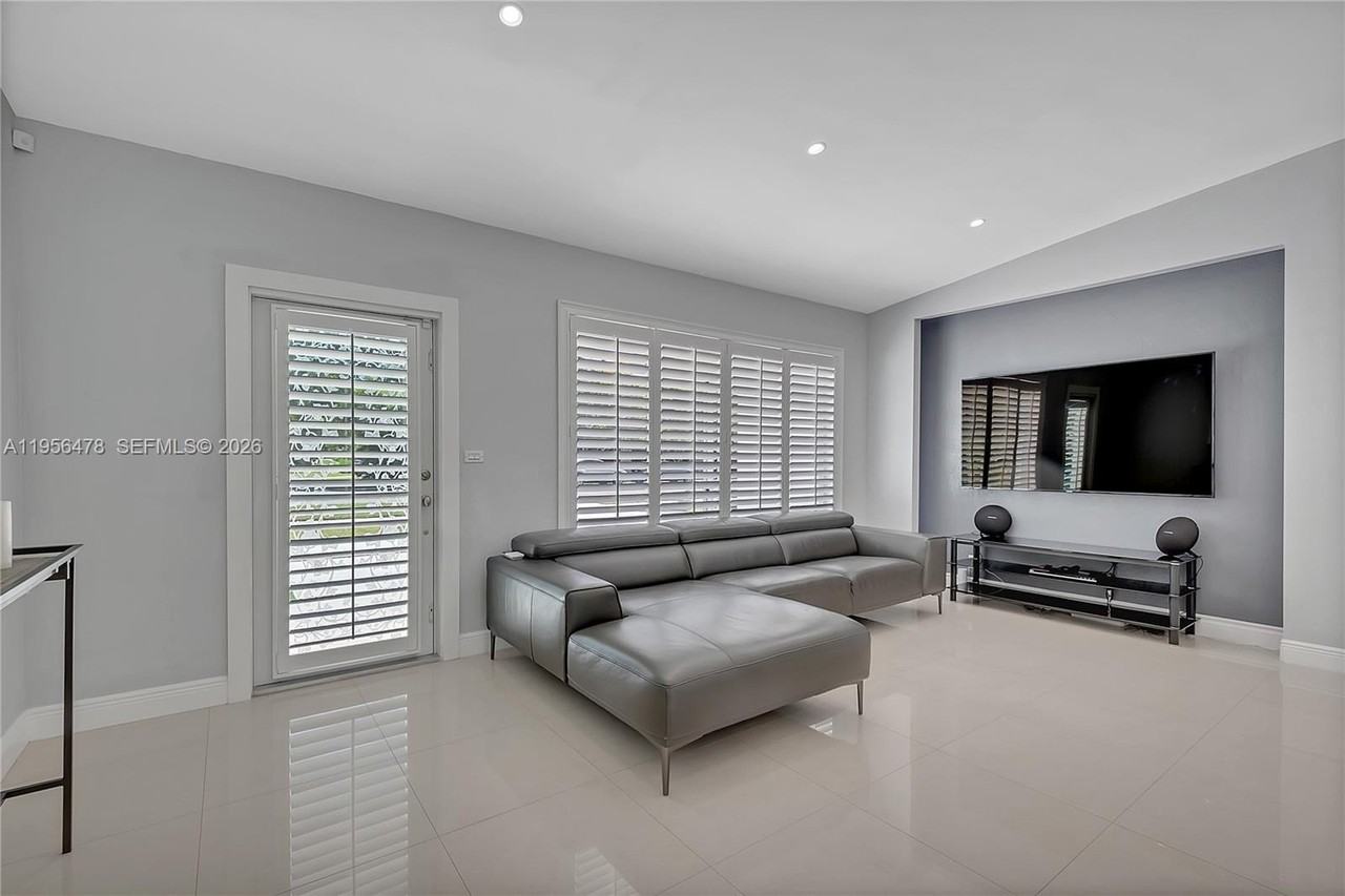 8015 Sw 136th St - Photo 3 of 40