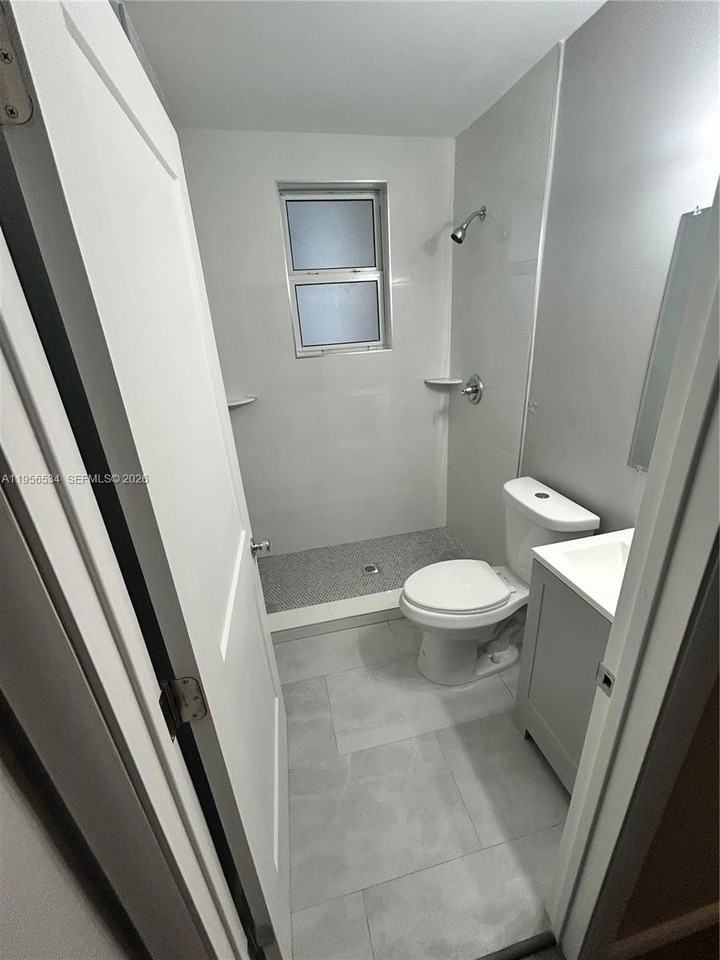 1740 Nw 1st Pl #2 - Photo 6 of 8