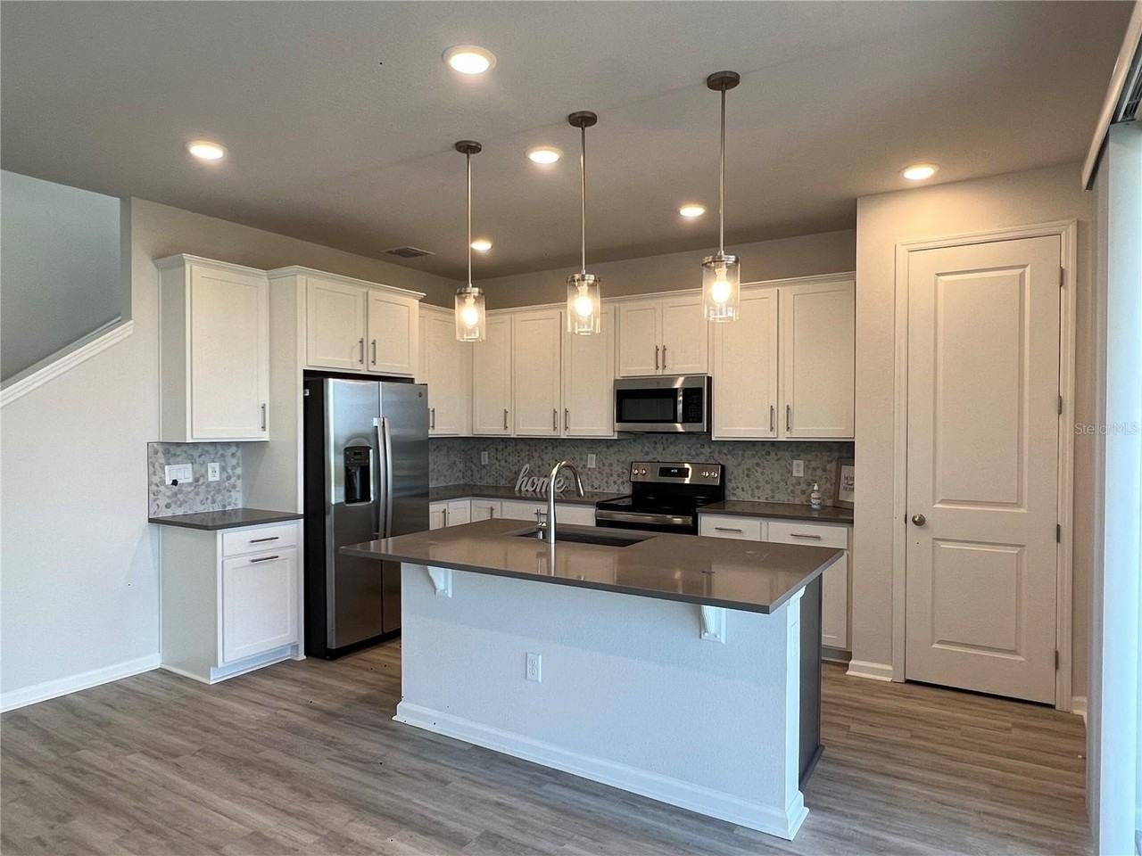 1024 Griffon Ave - Photo 2 of 12