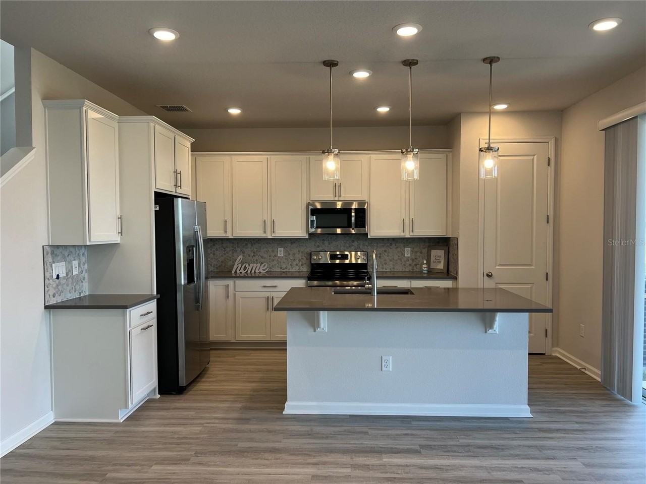 1024 Griffon Ave - Photo 3 of 12