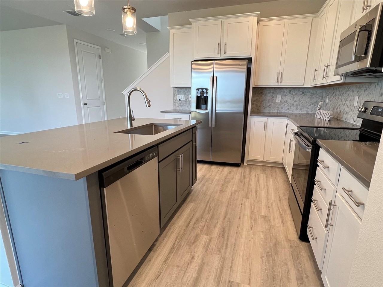 1024 Griffon Ave - Photo 5 of 12