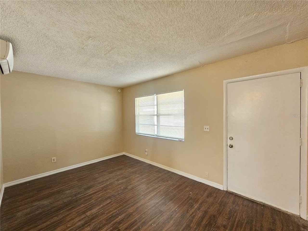 201 Nw Jefferson Cir N #2 - Photo 2 of 11