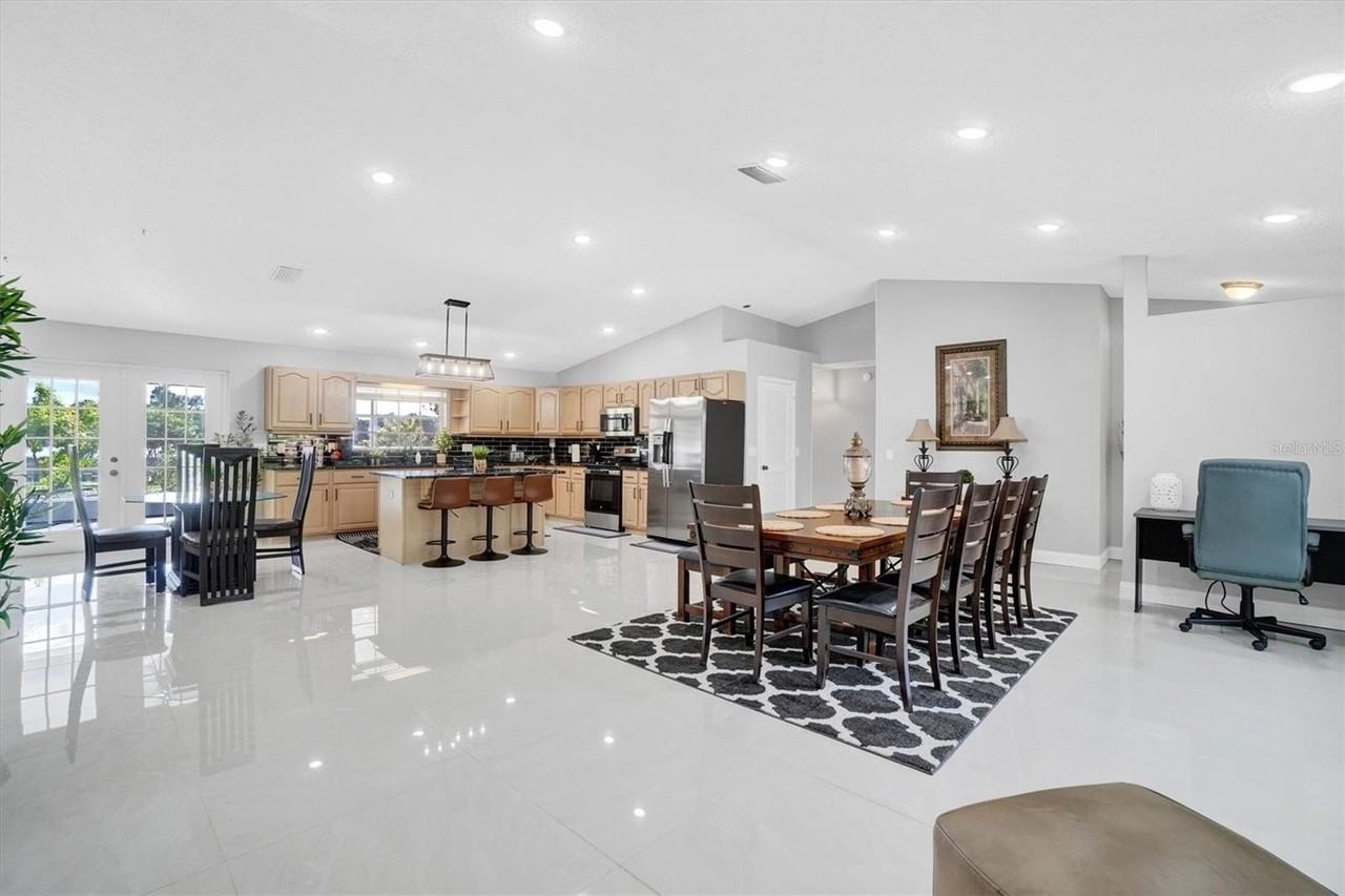 216 N Griffin Dr - Photo 5 of 48