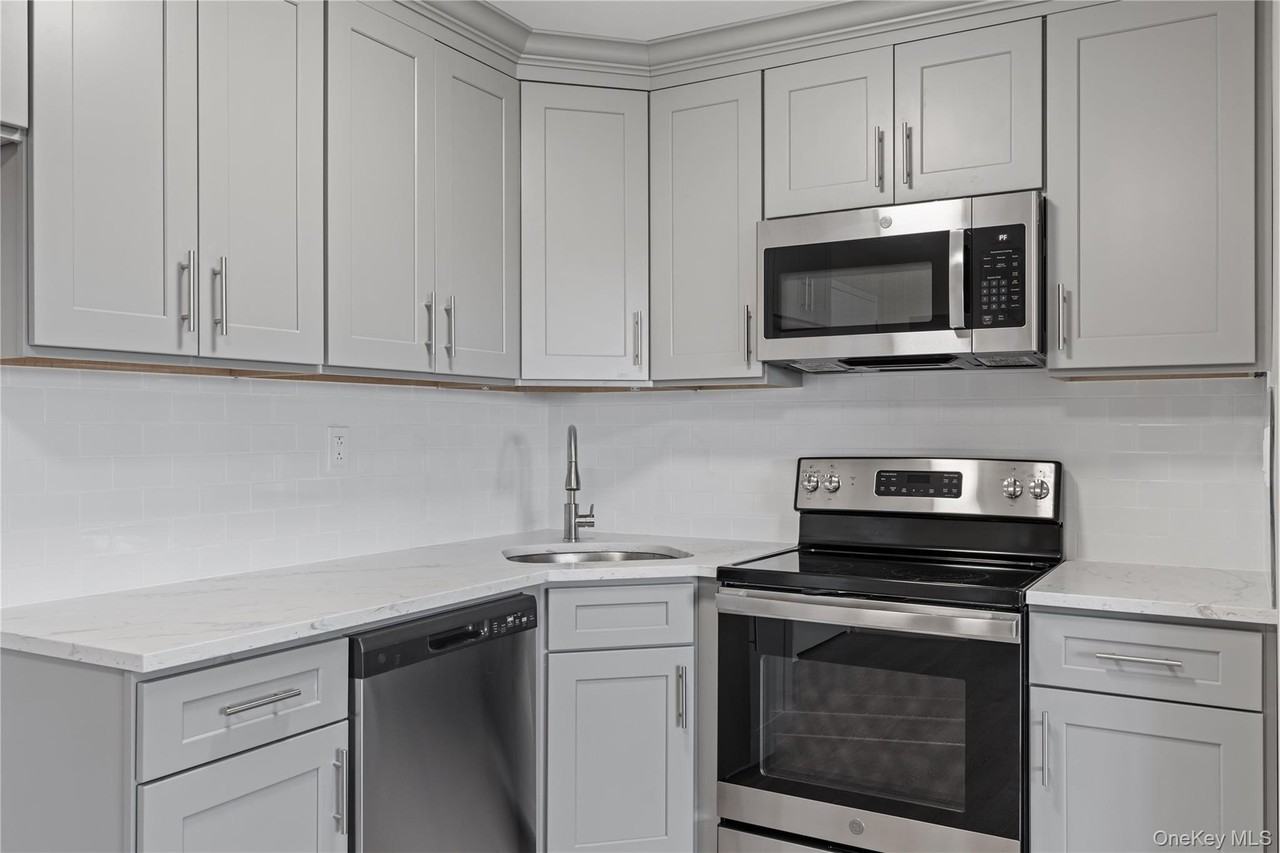 135 Wakefield Ave Apt 304 #304 - Photo 2 of 8