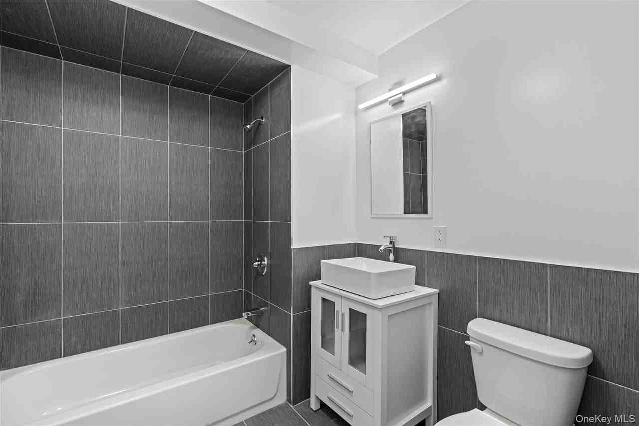 135 Wakefield Ave Apt 304 #304 - Photo 3 of 8