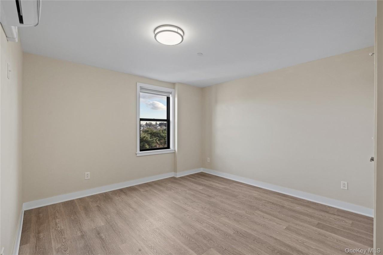 135 Wakefield Ave Apt 304 #304 - Photo 4 of 8