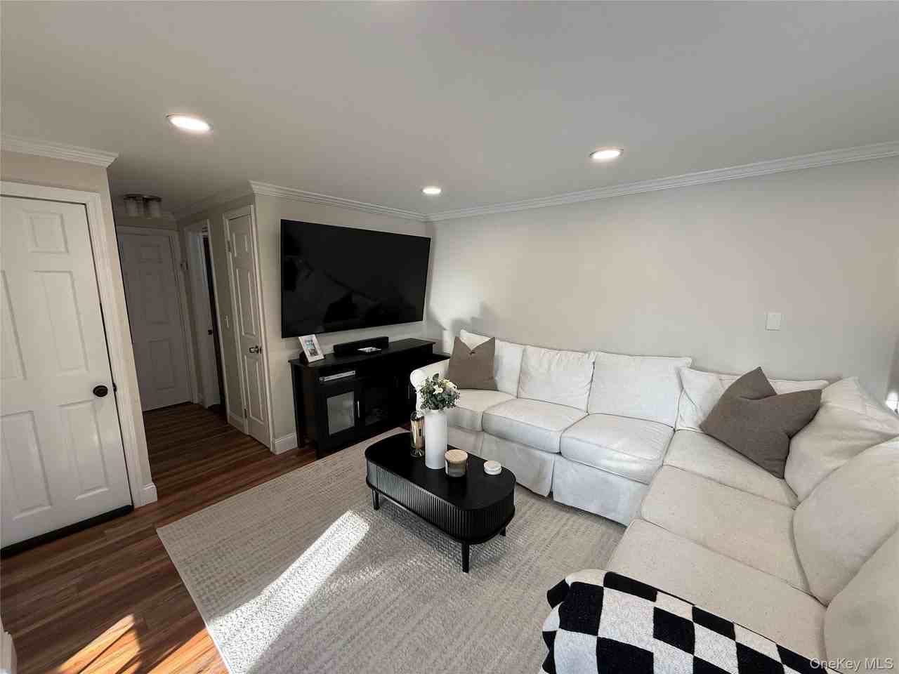 547 Middle St - Photo 2 of 15