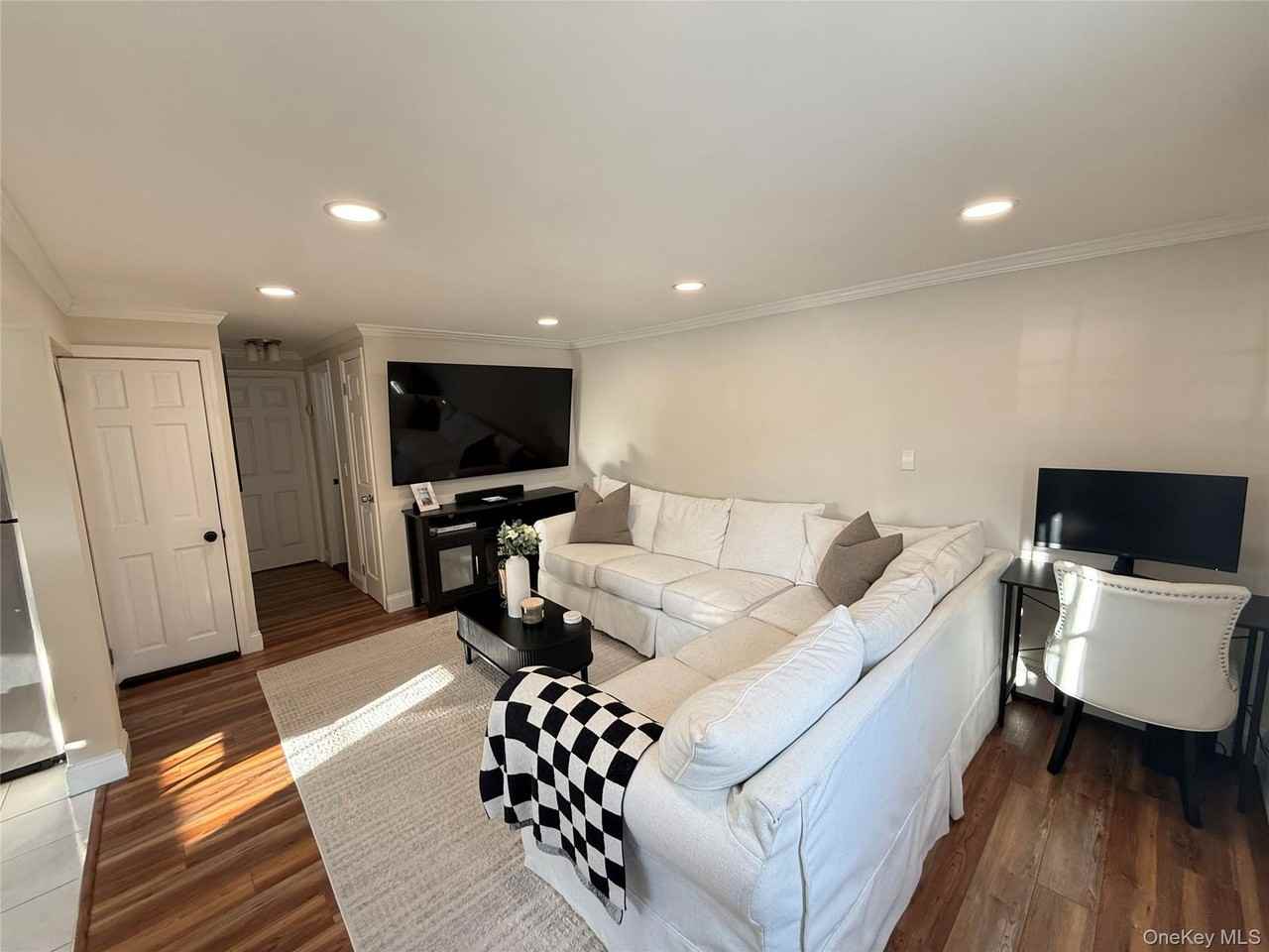 547 Middle St - Photo 3 of 15