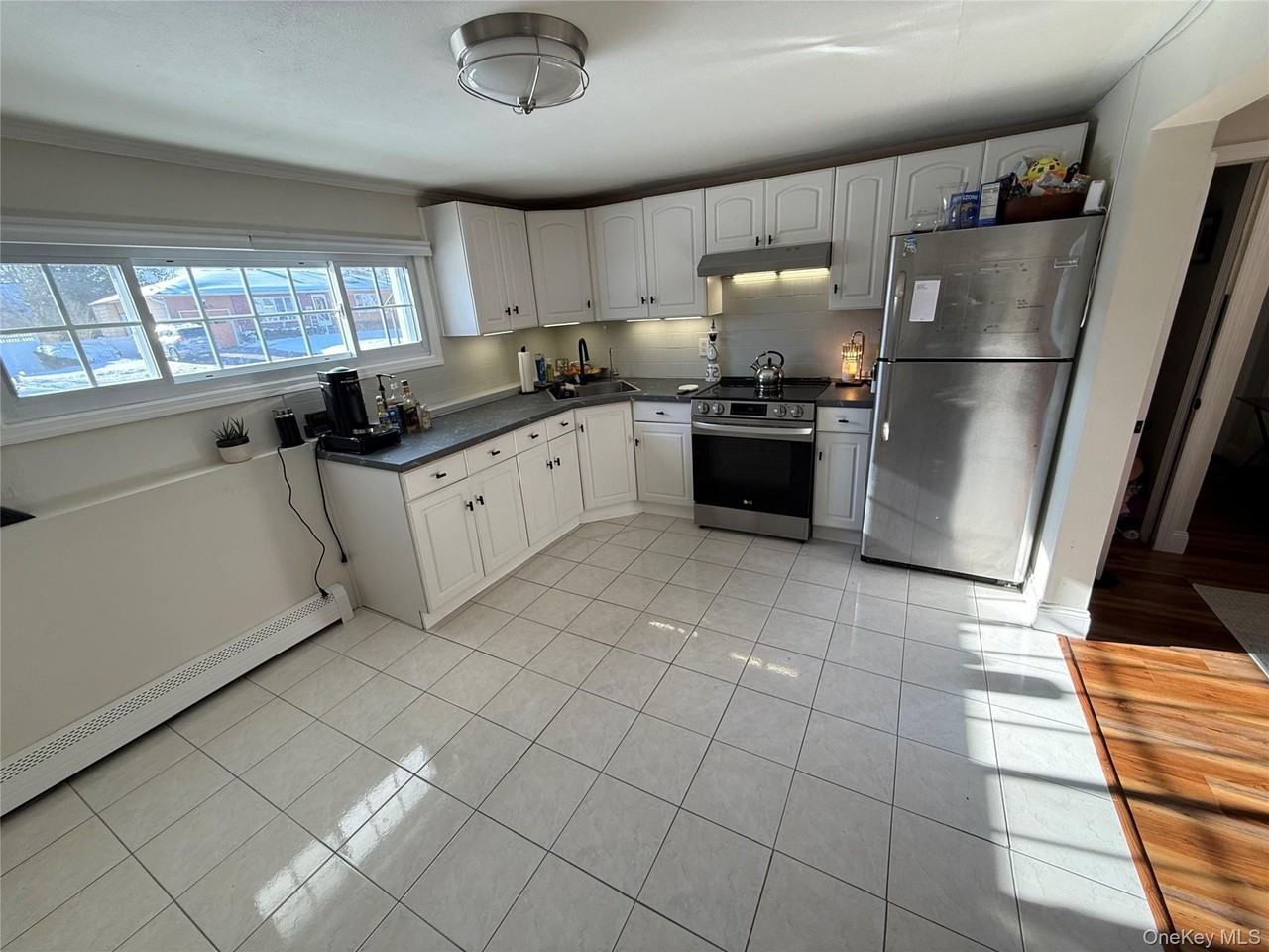 547 Middle St - Photo 4 of 15