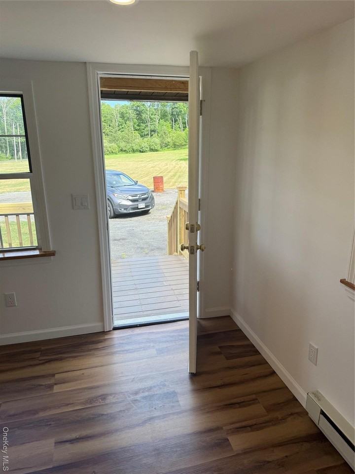 19 Quartz Ln Apt 4 #4 - Photo 6 of 17