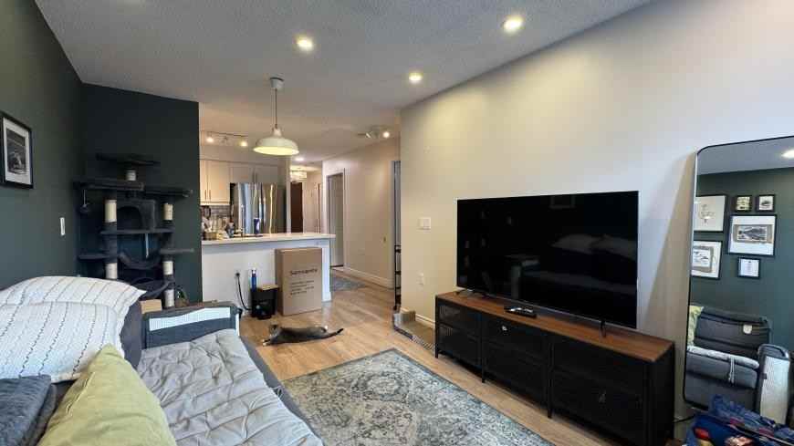 28 Olive Ave - Photo 3 of 10