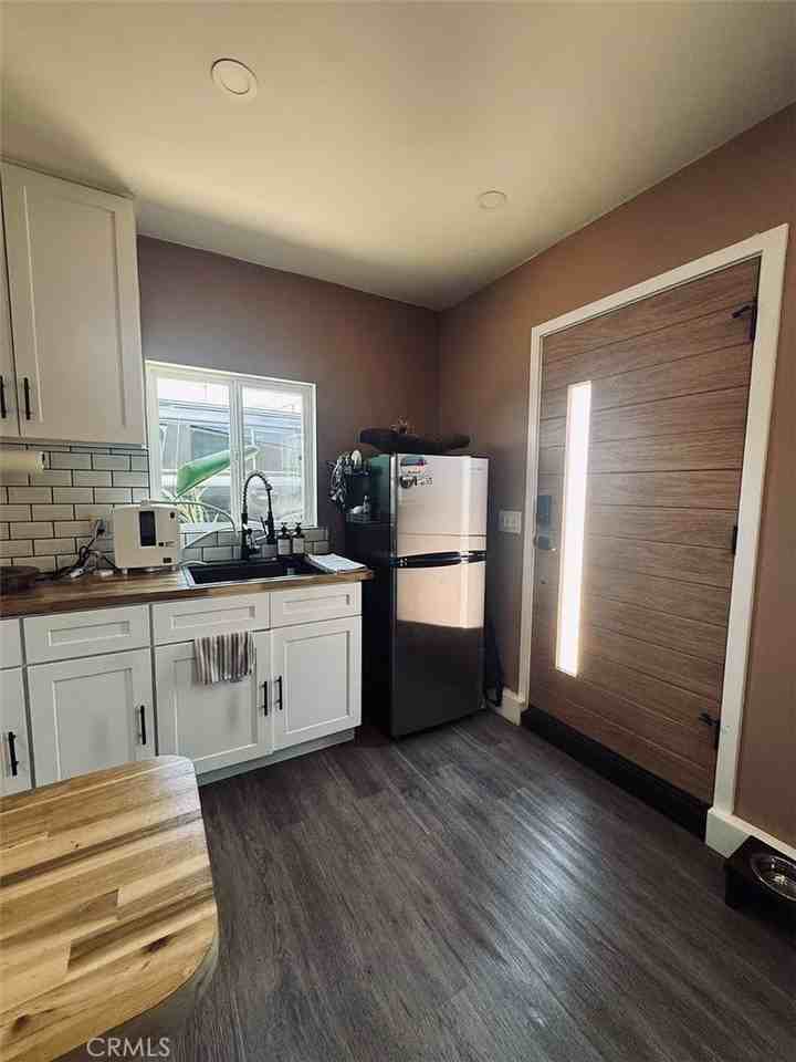 14828 Saticoy St - Photo 4 of 8