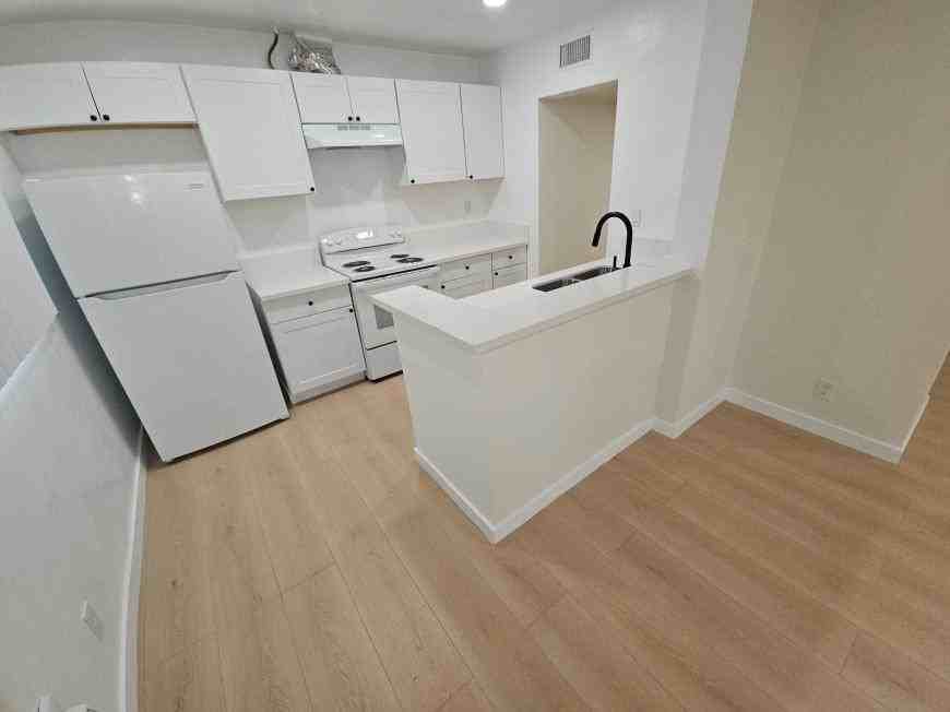 5262 Hermitage Ave - Photo 7 of 10