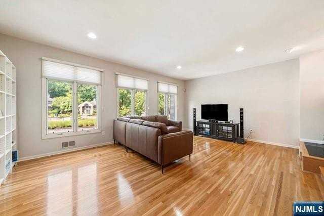 74 Lakeview Dr - Photo 5 of 39