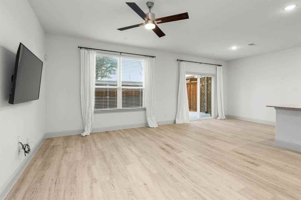 988 Emil Pl - Photo 3 of 21