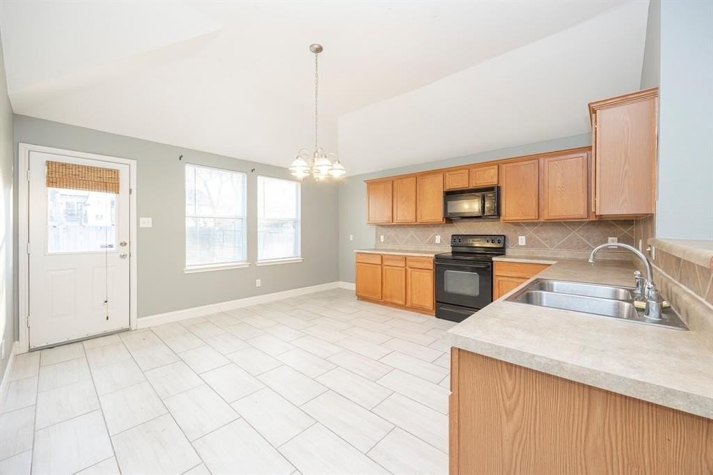 3129 Kennedy Dr - Photo 6 of 29