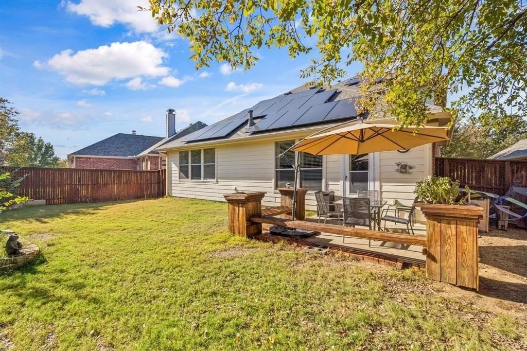 1370 Meadows Ave - Photo 3 of 33