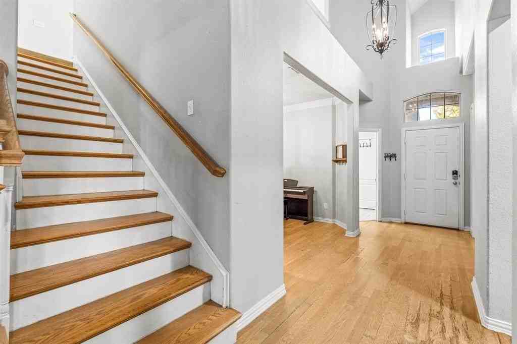 1370 Meadows Ave - Photo 4 of 33