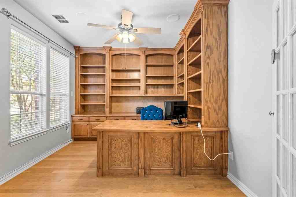 1370 Meadows Ave - Photo 6 of 33