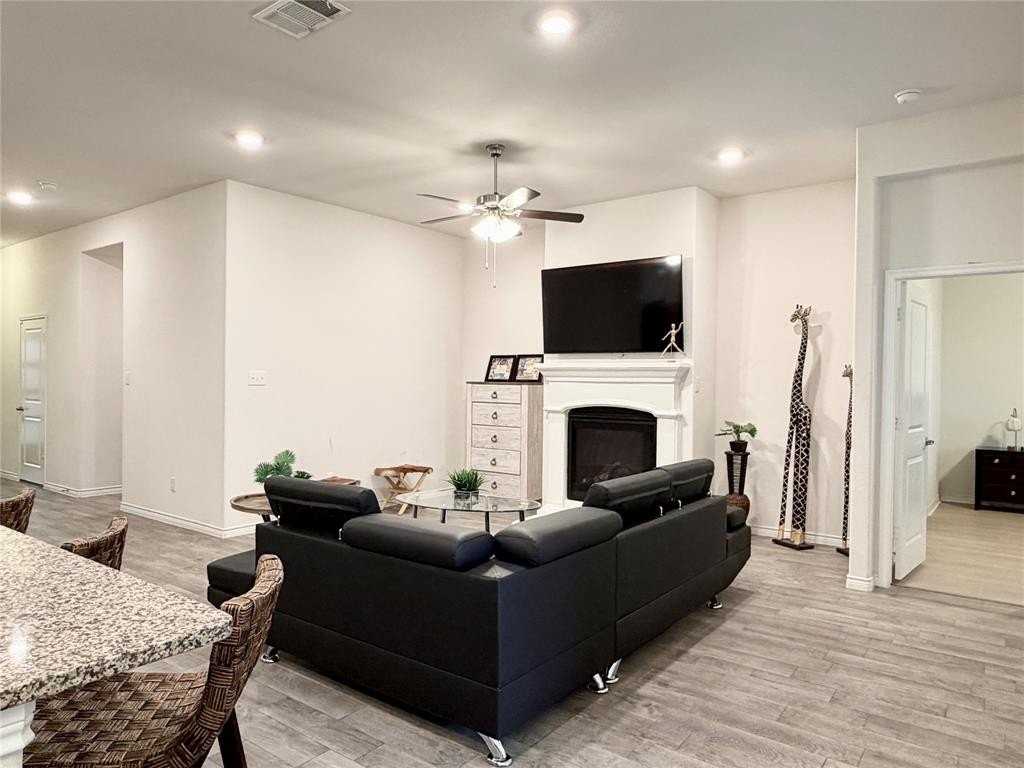 1041 Sublime Dr - Photo 5 of 26