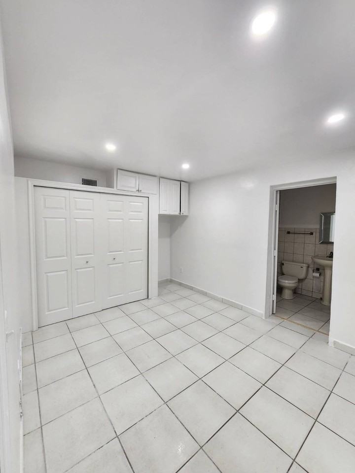 4100 Nw 5th St #2 - Photo 6 of 8