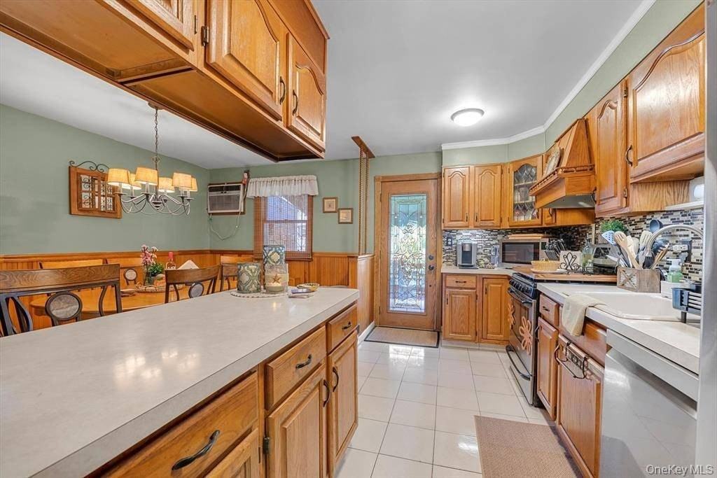 2433 Young Ave - Photo 4 of 17