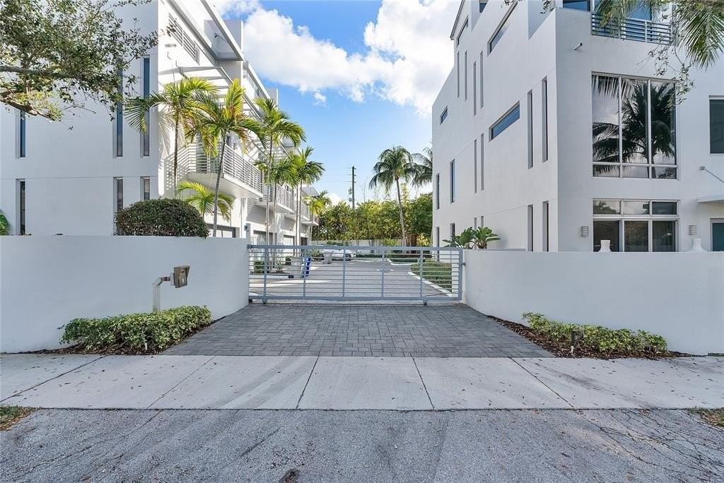 3266 Ne 15th St - Photo 2 of 43