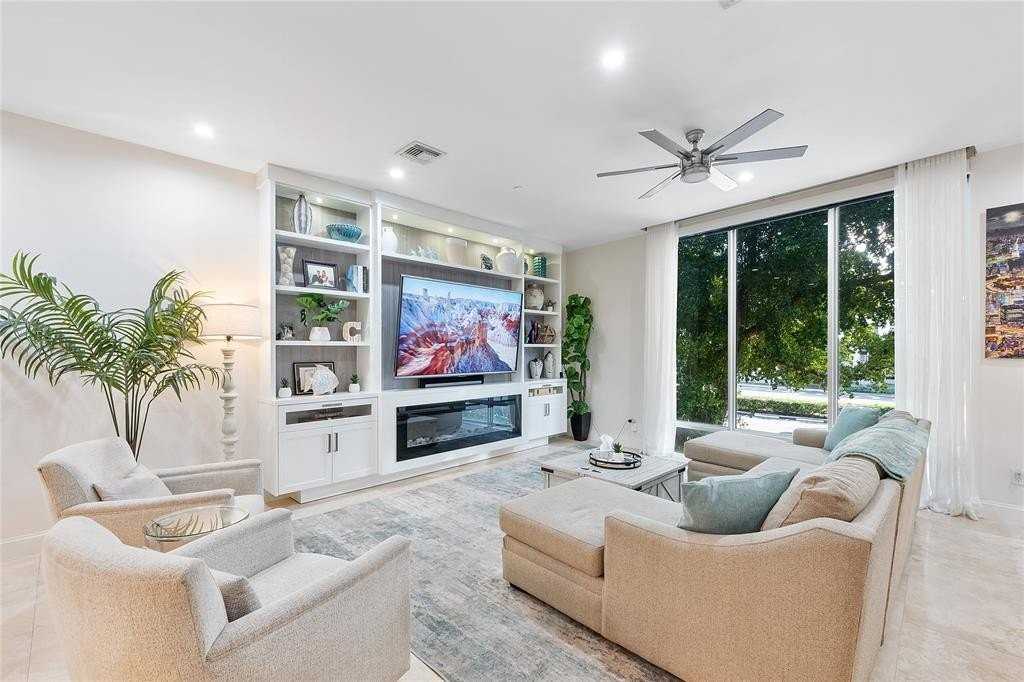 3266 Ne 15th St - Photo 4 of 43