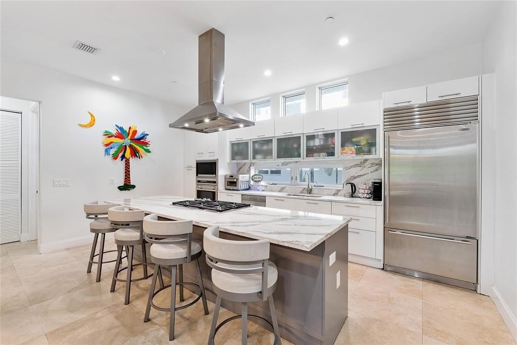 3266 Ne 15th St - Photo 6 of 43