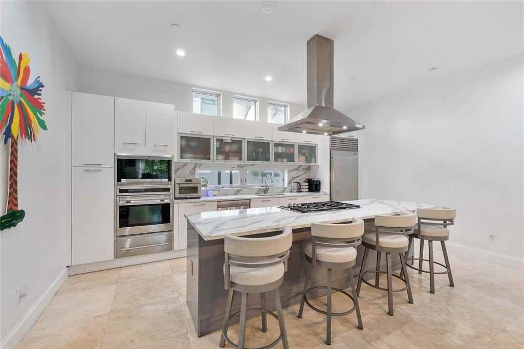 3266 Ne 15th St - Photo 7 of 43