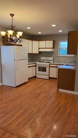 2824 Roundtree Dr - Photo 2 of 41