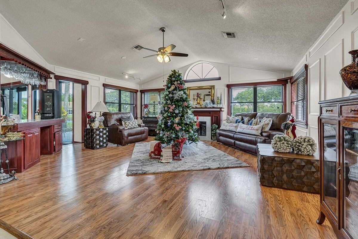 8142 Mimosa Pl - Photo 5 of 50