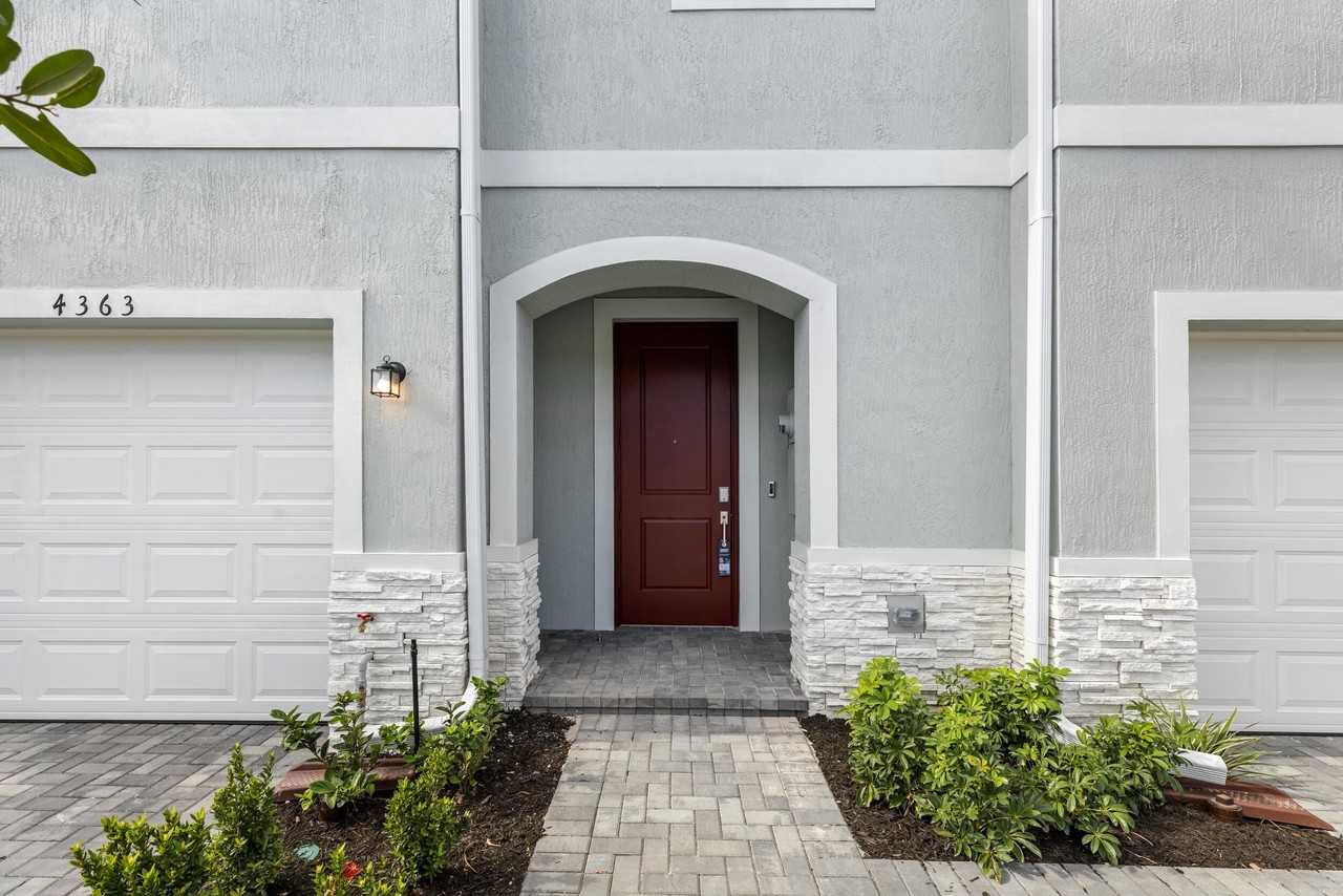 4250 Lagoon Shore Dr - Photo 2 of 33