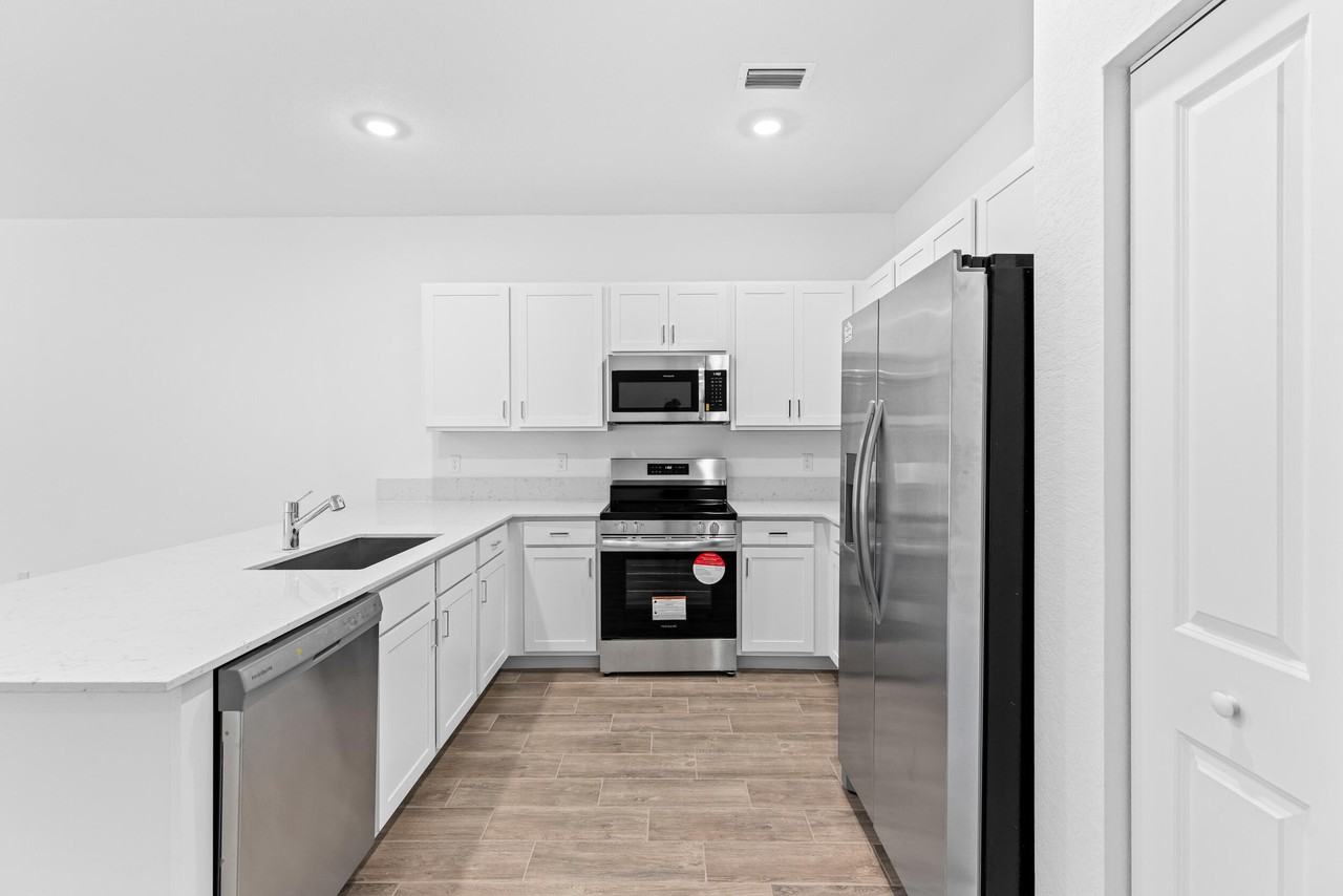 4250 Lagoon Shore Dr - Photo 7 of 33