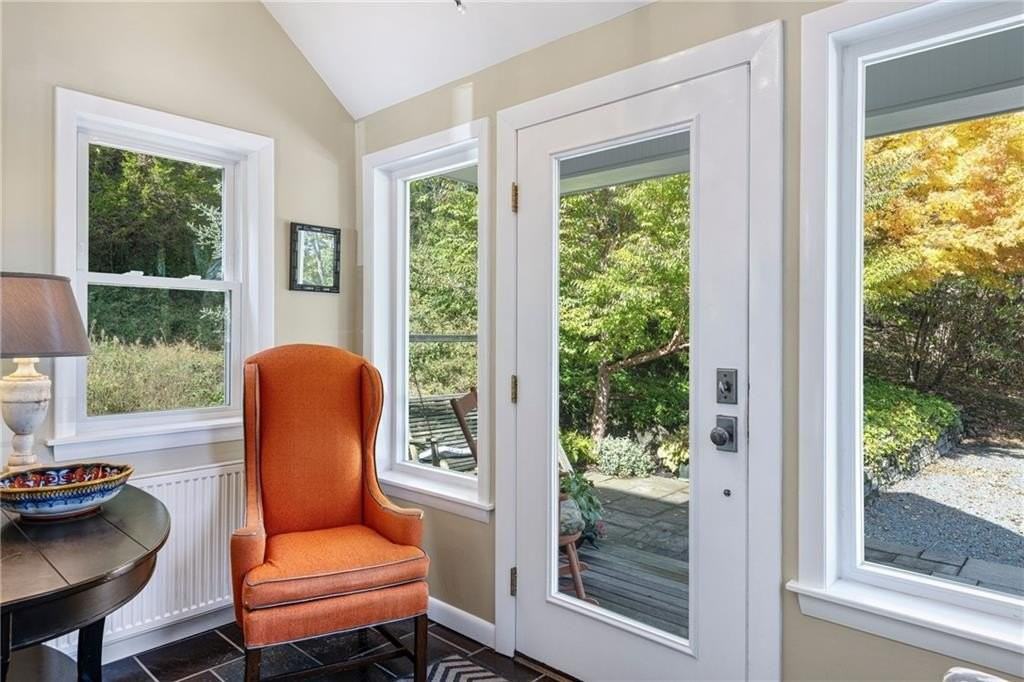 140 Connection St - Photo 3 of 37