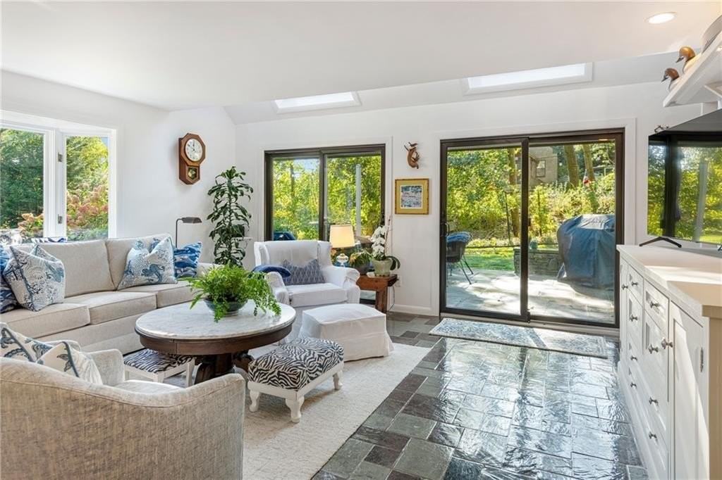 140 Connection St - Photo 5 of 37