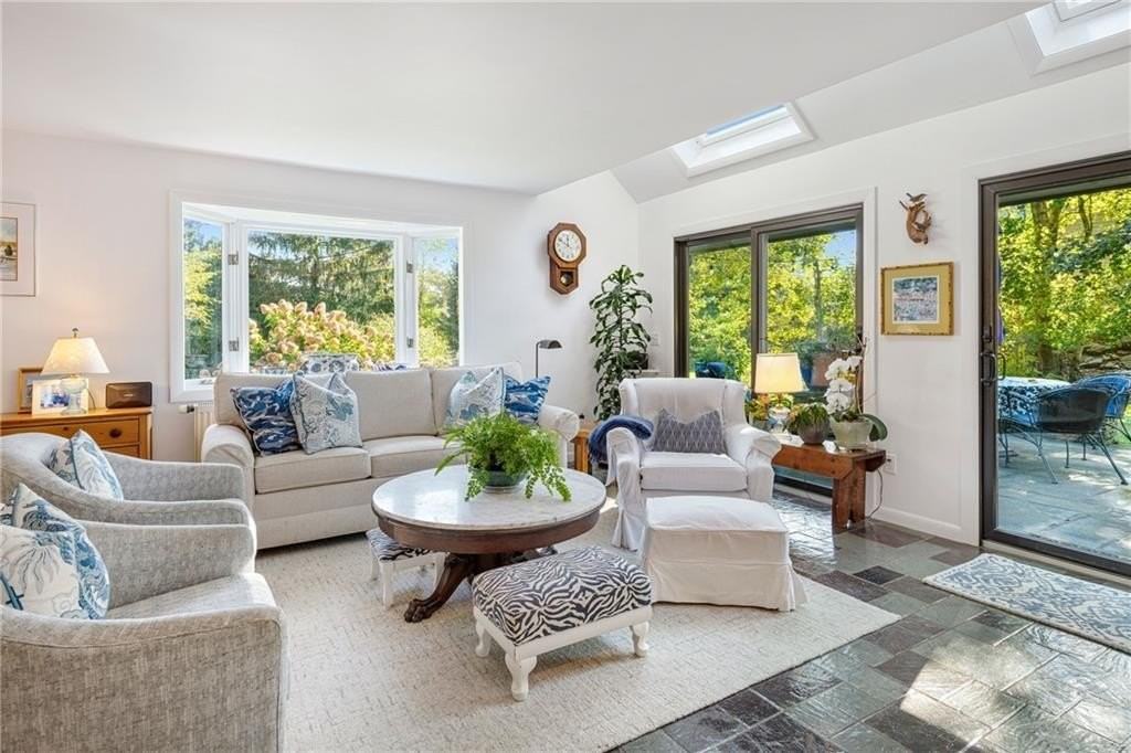 140 Connection St - Photo 6 of 37