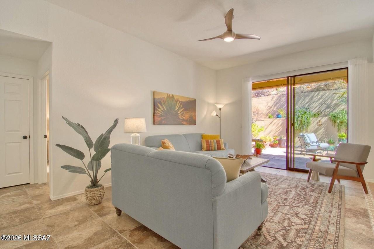 1223 E Camino Diestro - Photo 7 of 40