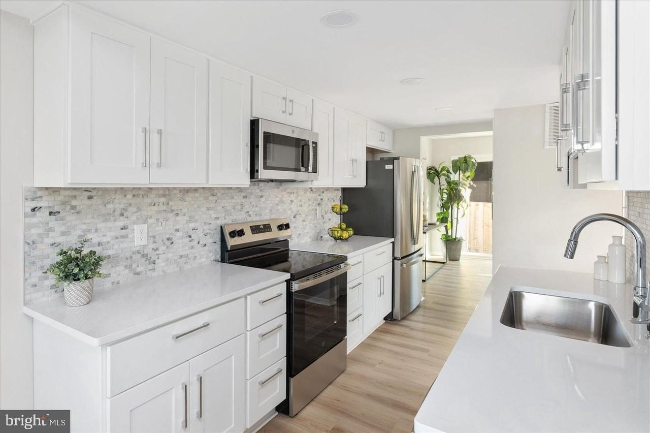 18473 Stone Hollow Dr - Photo 2 of 3