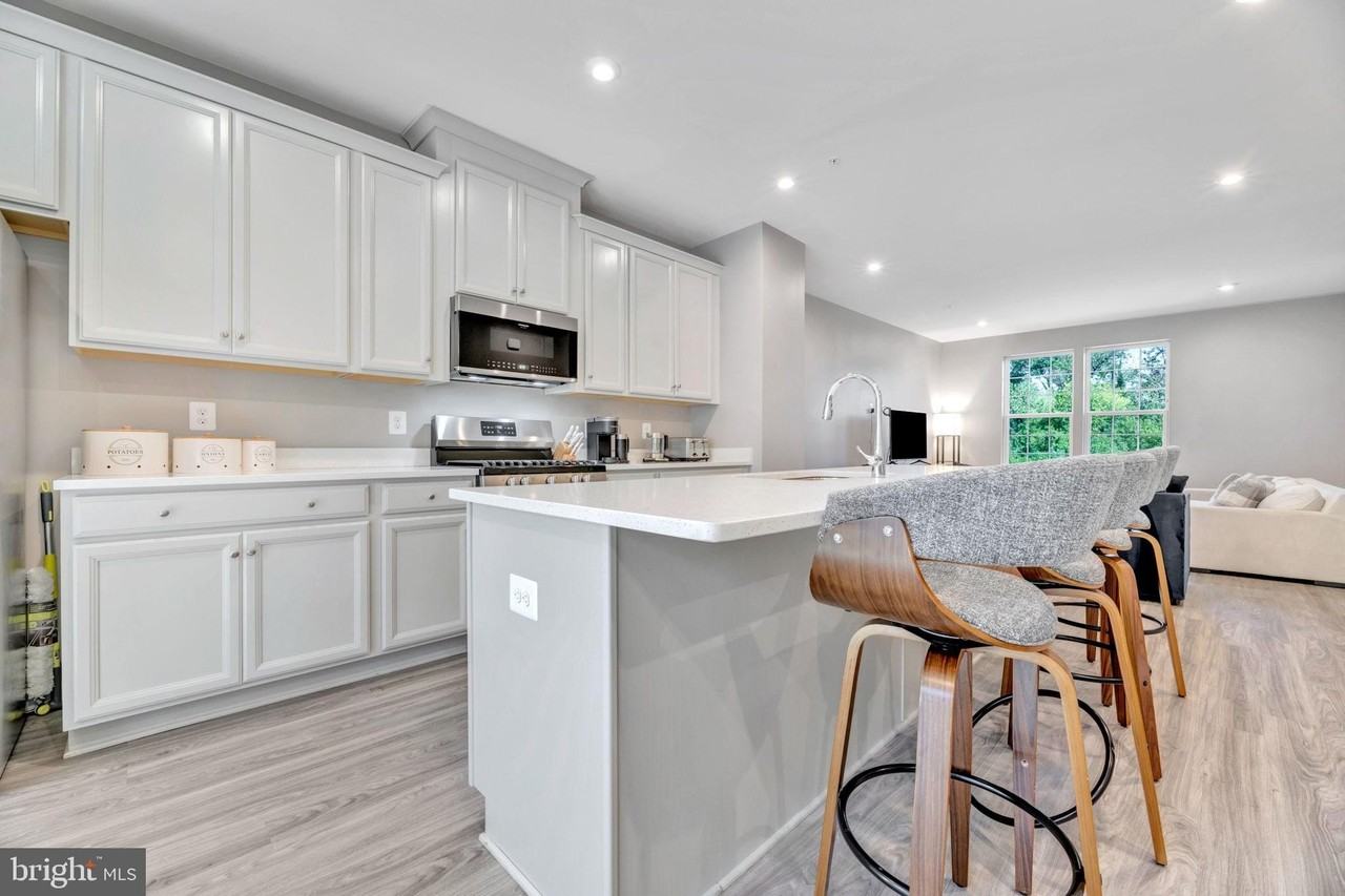 7204 Clagett Dr - Photo 2 of 20