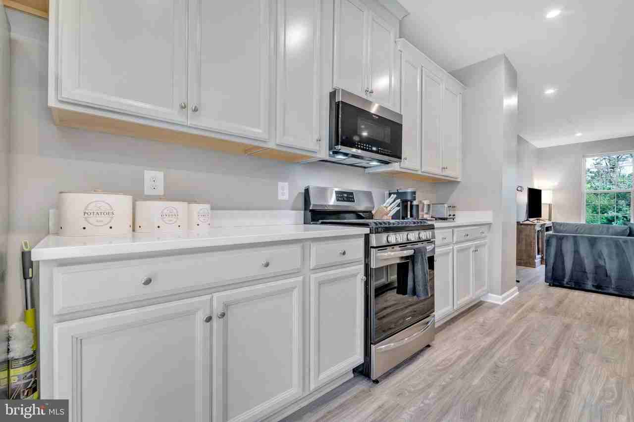 7204 Clagett Dr - Photo 3 of 20